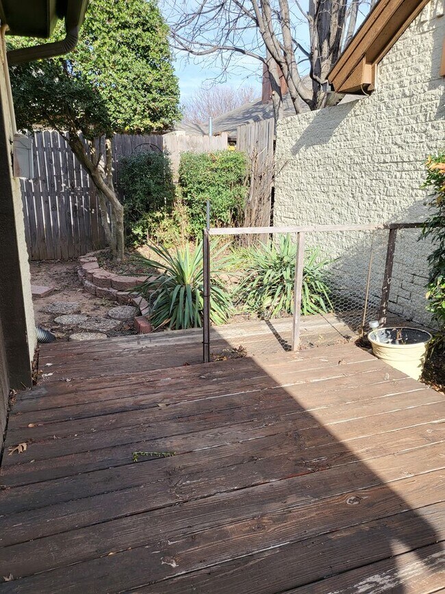 Building Photo - (2) Bed/(2) Bath w/ Storm Shelter Avail NOW!