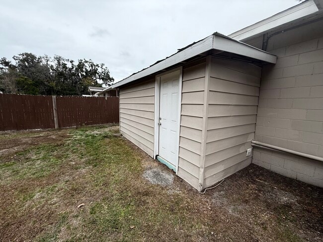 Building Photo - 811 S Lone Oak Dr