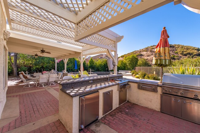 Building Photo - Luxury Living in this Stunning Pool Home!