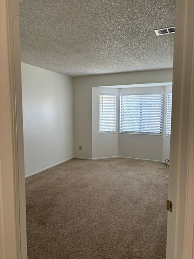 Building Photo - Beautiful 4 Bedroom, 3 Bathroom House Available Now!