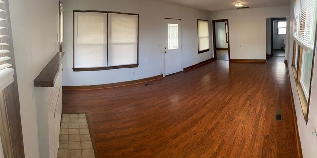 Building Photo - 3bed/1bath house on Homedale Rd.