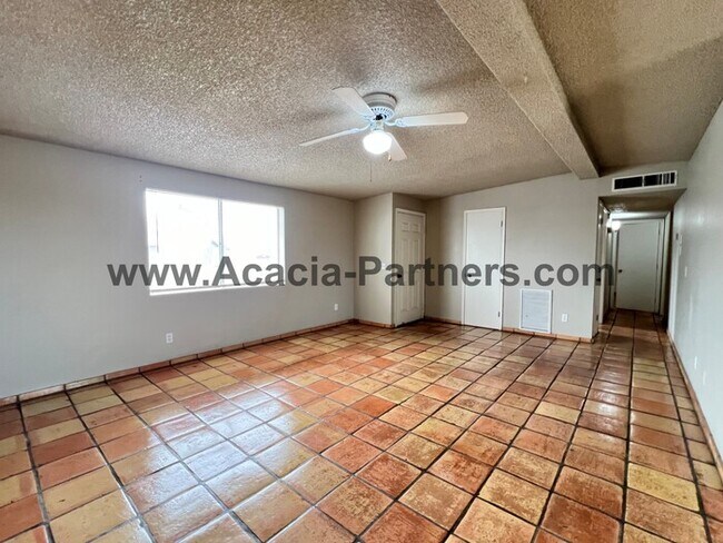 Building Photo - Two Bedroom Home