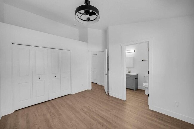 Building Photo - Remodeled La Venita Condo!