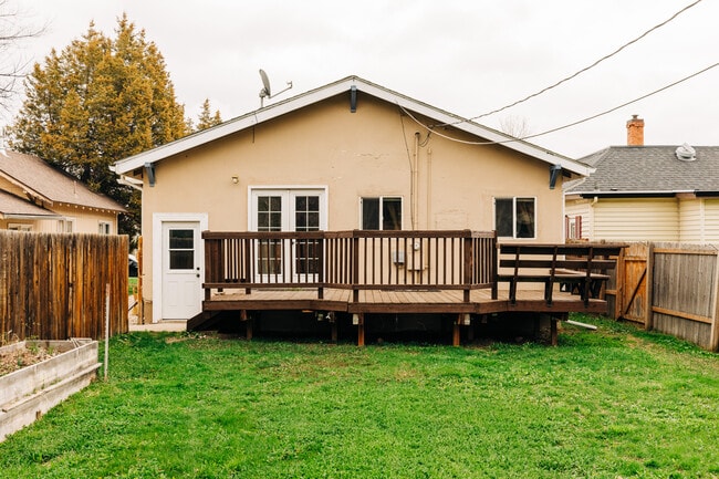 Building Photo - 628 Gladstone St