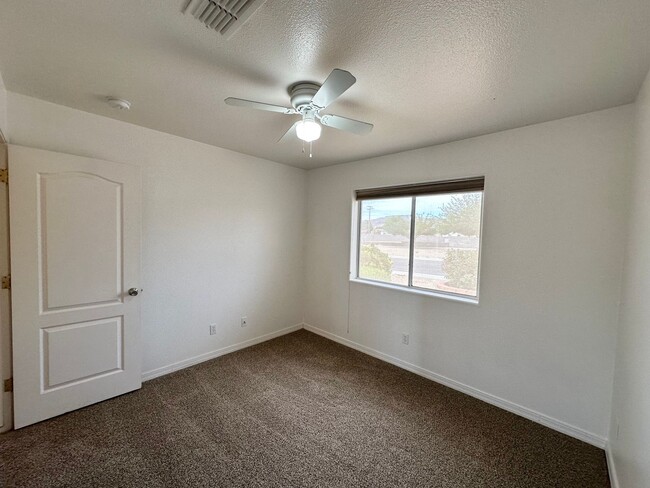 Building Photo - Great 3 Bedroom Home with Detached Garage!
