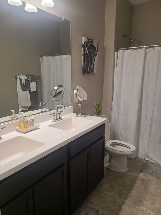 Building Photo - 4 Bedroom, 3 Bathroom Luxury Home in Torte...