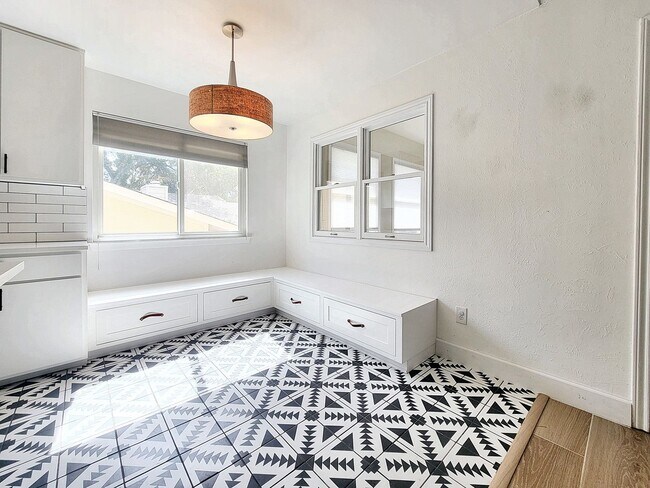 Building Photo - 3/BR 2/BA Single-Level Home with Sunroom a...