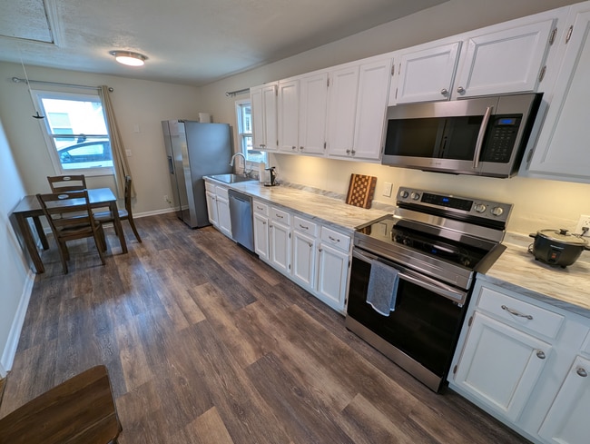 Building Photo - 5-25 Woodrow Ave