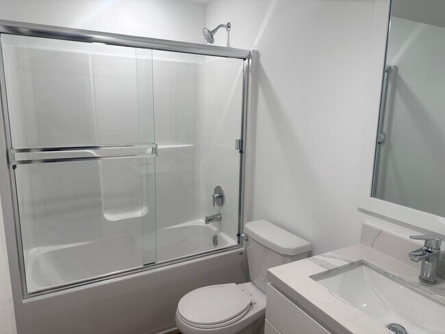 Building Photo - 4 Bed | 3 Bath | 1 Car Garage Duplex in Kansas City w/ Move in Special