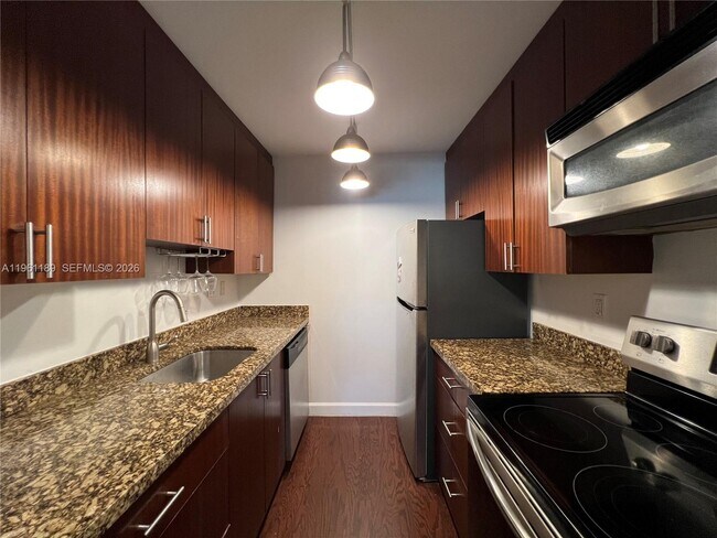 Building Photo - 900 NE 18th Ave