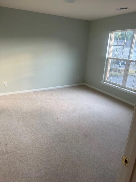 Building Photo - Room in Townhome on Dunford St