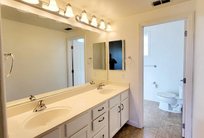 Building Photo - Beautifully Remolded Upscale 2 bed 2 bath ...