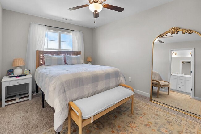 Building Photo - 2 Bed 2.5 Bath Townhome