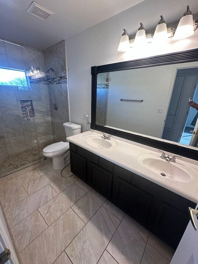 Building Photo - Gorgeous 4 bedroom Scottsdale home with POOL and 3 car garage