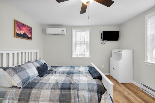 Building Photo - Fully Furnished Bright & Comfortable 1-Bedroom Cottage Available for Rent