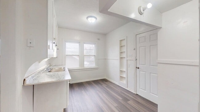 Building Photo - 3863 E 154th St