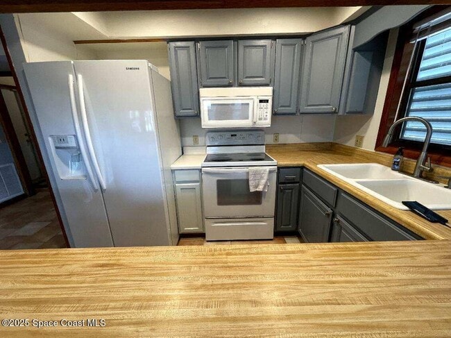 Building Photo - 2310 Pineapple Ave