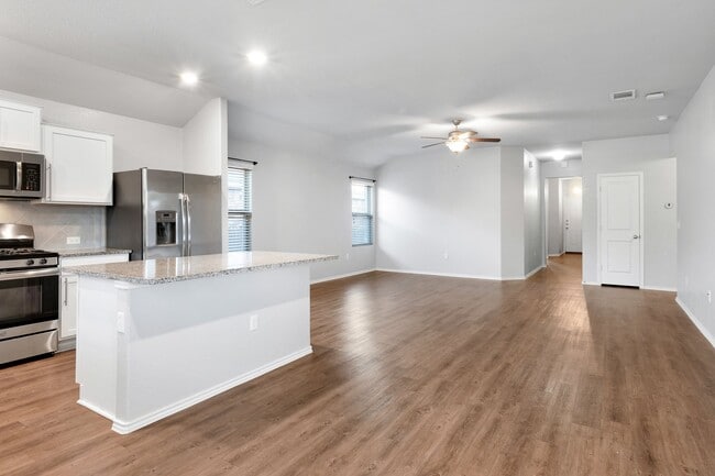 Building Photo - Charming Home with Elegant Granite Countertops and Cabinets!