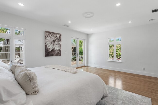 Building Photo - 306 Cordova Rd