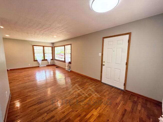 Building Photo - 3 Bedroom, 1 Bathroom Available Now