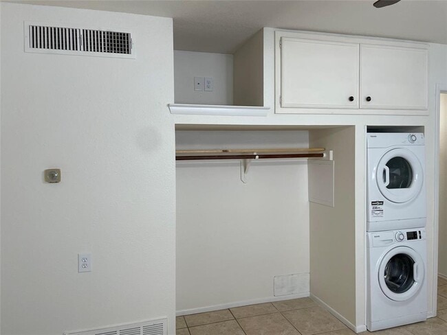 Building Photo - 21013 Highland Lake Dr