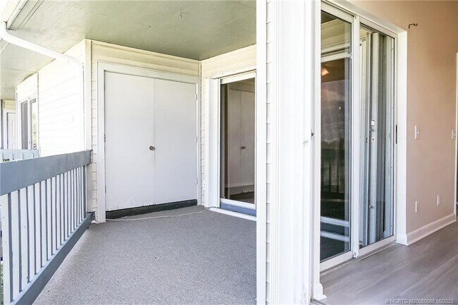 Building Photo - 1585 NE Beacon Dr