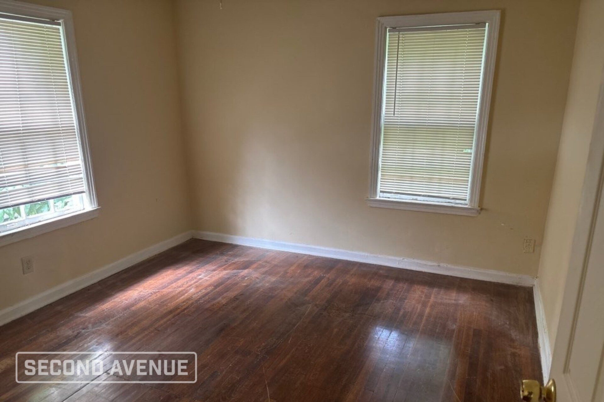 Building Photo - 2374 Larose Ave