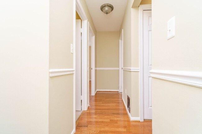 Building Photo - 2 Bedroom 2.5 Bath Condo in Chevy Chase