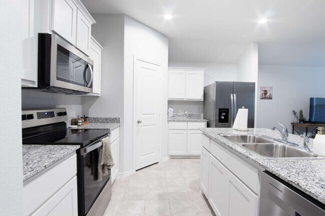 Building Photo - Serene 3BD Fort Worth Oasis | All Utilities Included | Near Alliance Hub
