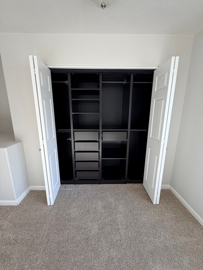 Building Photo - Beautiful Home in FABULOUS Location - Min ...