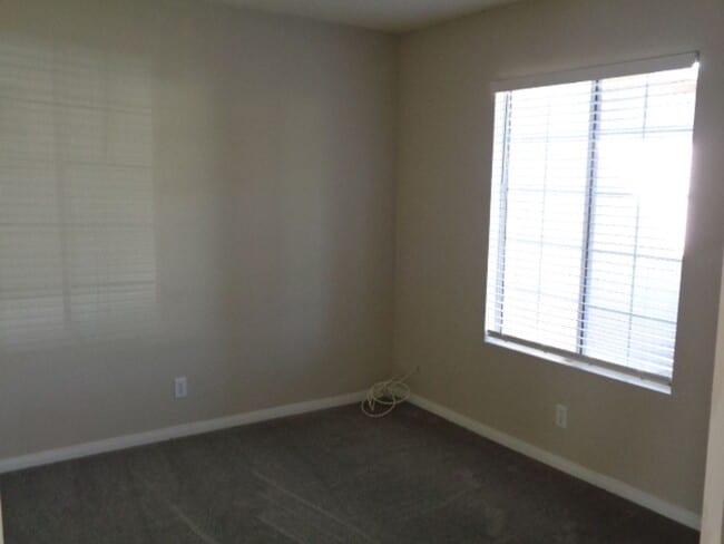 Building Photo - Beautiful One Story Home in Rosamond in Excellent Condition