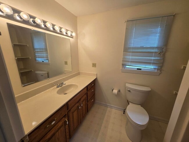 Building Photo - **Charming 3-Bed, 2-Bath Duplex Apartment with Spacious Garage and Large Back Porch**