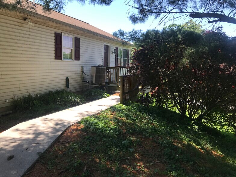 Building Photo - 640 S Oak St