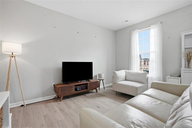Building Photo - 404 Aprilmae Way