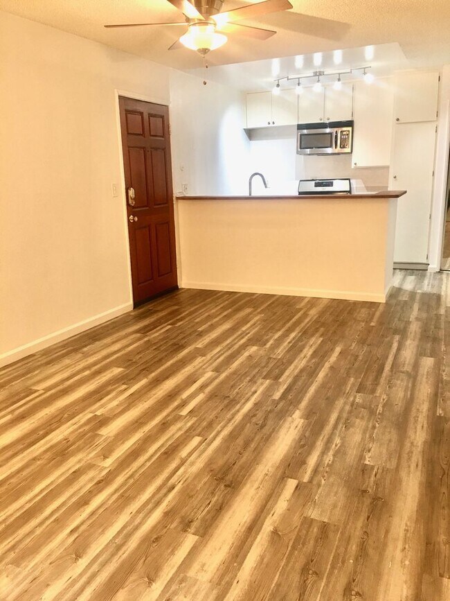 Building Photo - title - Beautiful 1 Bed/1 Bath Condo Apart...