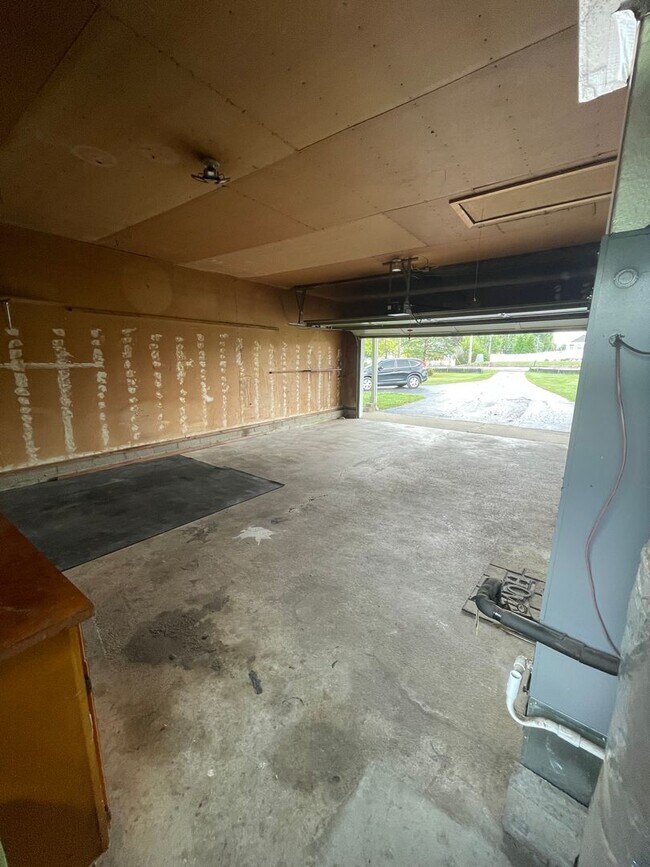 Building Photo - Three Bedroom Single Family Home in the Co...