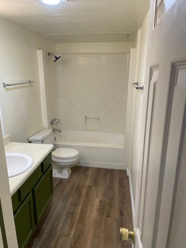 Building Photo - Spacious 2 Bedroom, 1 Bathroom Apartment