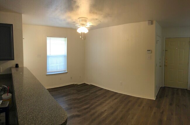 Building Photo - 1205 Village Garden Dr