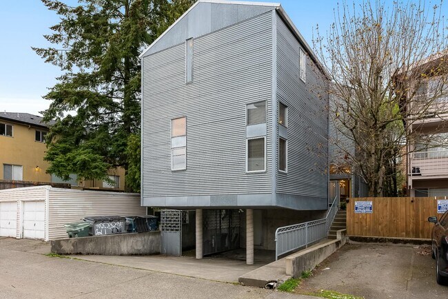Building Photo - 213 11th Ave E