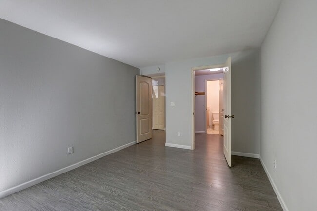 Building Photo - Downtown Bellevue 2BR 1BA Condo-Just Block...