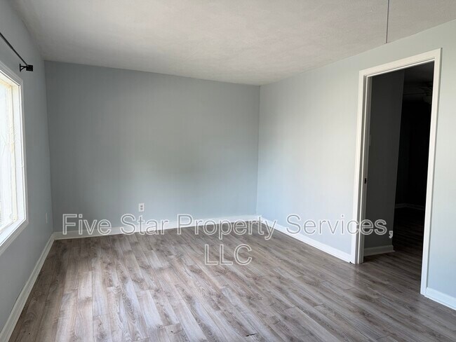Building Photo - 1028 W Iles Ave