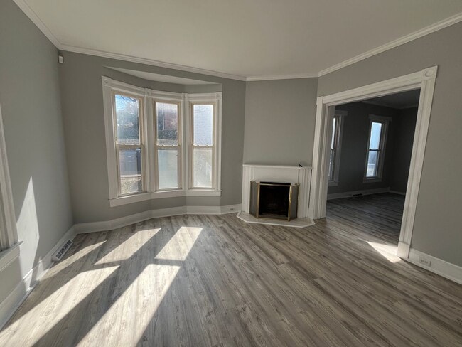 Building Photo - Beautiful 3 bedroom with river views