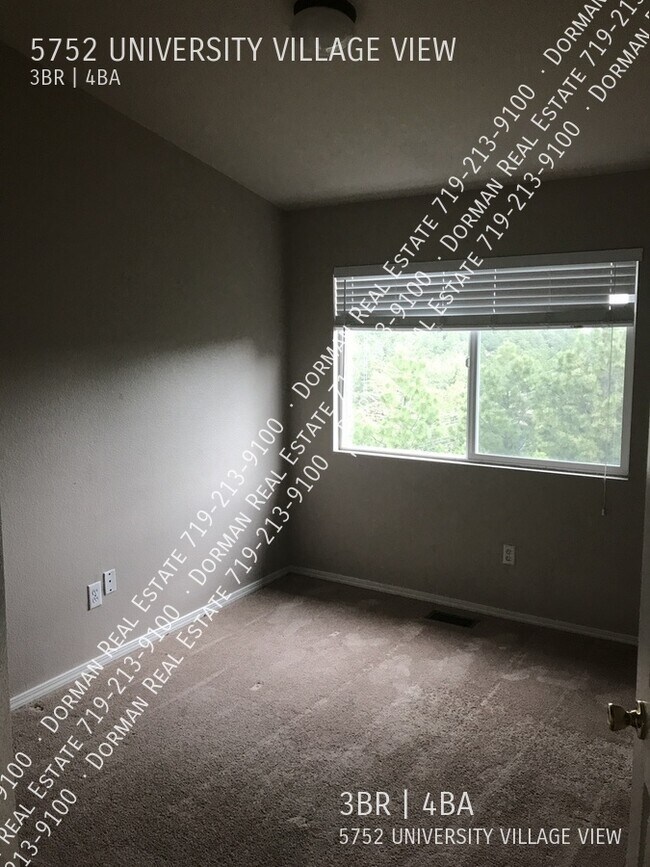 Building Photo - Townhome with garage