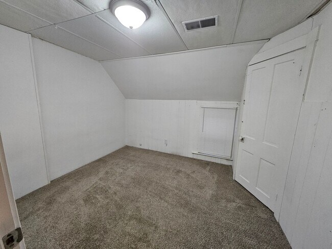 Building Photo - 109 E Eichel Ave