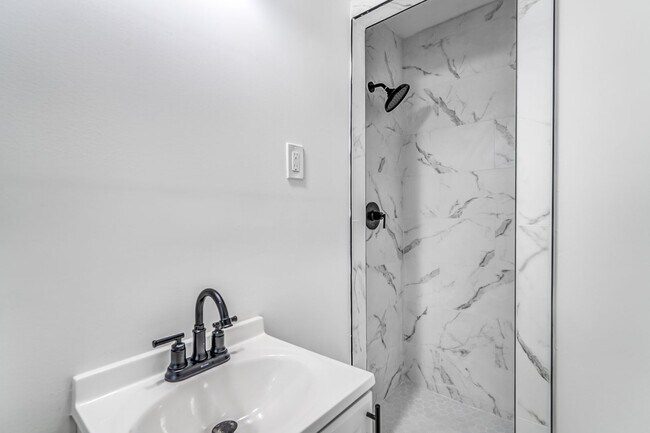 Building Photo - 4036 N Lake Forest Dr