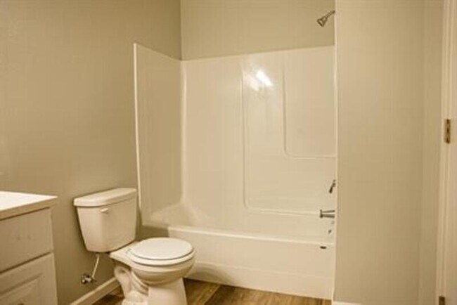 Building Photo - 875 village loop