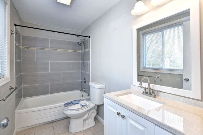 Building Photo - Charming Rental Home in Hampton!