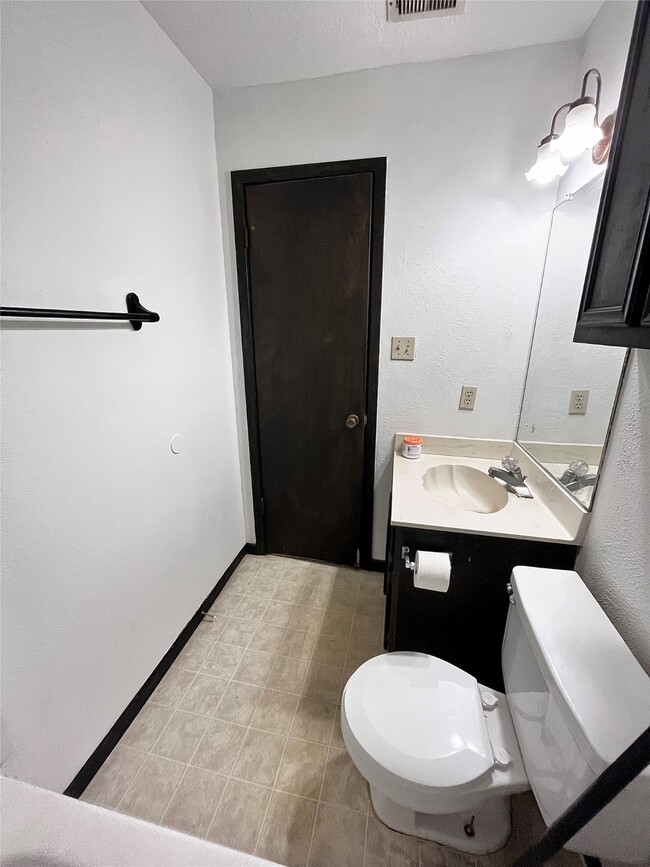 Building Photo - 20 Pine Ave