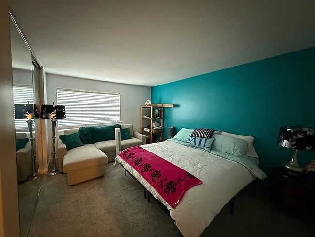 Building Photo - "Charming 1-Bed Oasis in San Diego's Heart – Your Perfect Urban Retreat!"