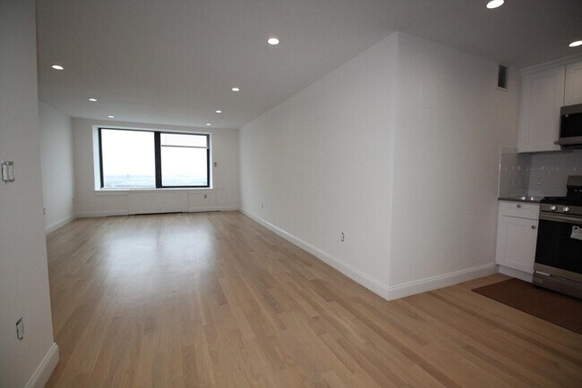 Building Photo - 65 E India Row